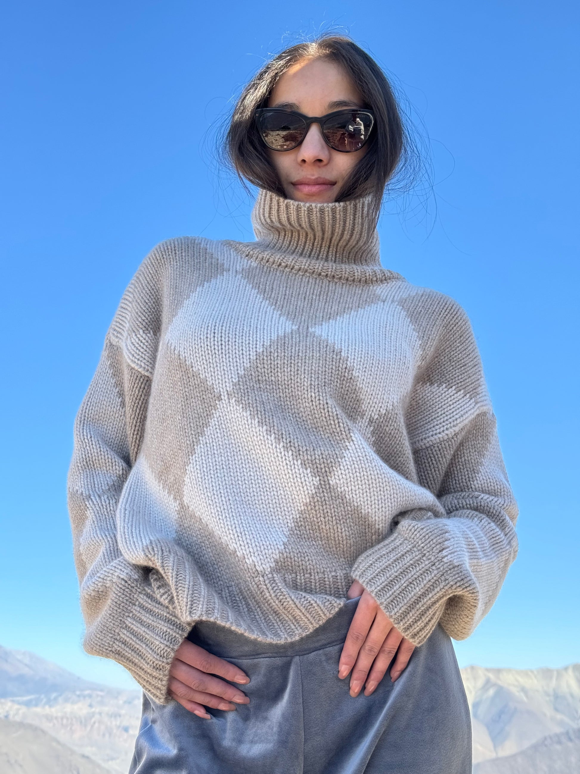 GABRIELLE DIAMOND SWEATER - ECOGRAVEL/CHALK