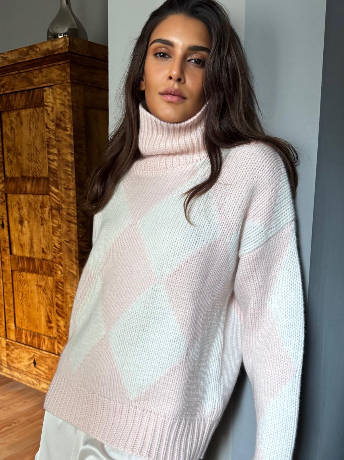 GABRIELLE DIAMOND SWEATER - POWDER/CHALK