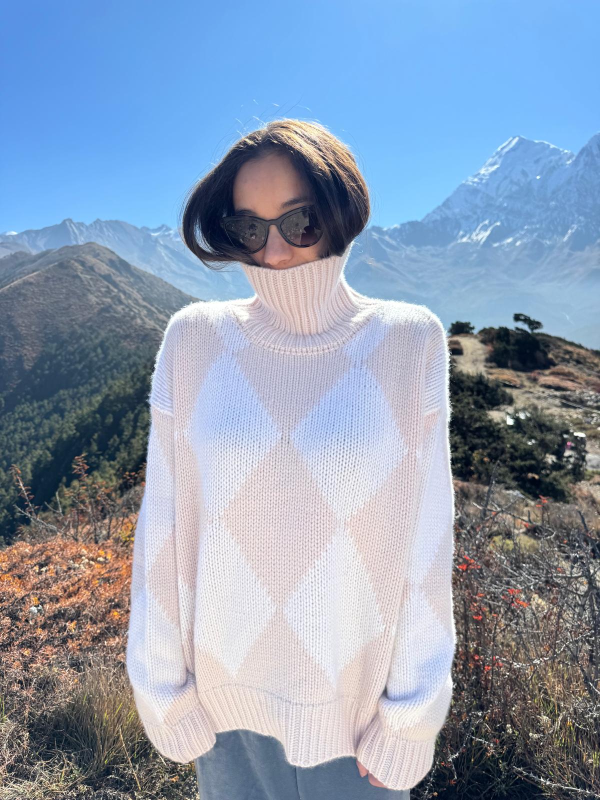 GABRIELLE DIAMOND SWEATER - POWDER/CHALK